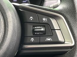 【全車速追従機能付クルーズコントロール】高速道路での長距離走行が楽に！！自動で速度を保つクルーズコントロールが、衝突軽減システムと連携し、前方の車両を感知して車間を保つように速度調節してくれます！！