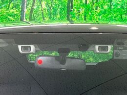 【アイサイトVer2】前方の車両等を検知し、衝突しそうな時は警報で注意を促し、ブレーキを踏む力をサポート。ブレーキを踏めなかった場合は衝突被害軽減ブレーキが作動、衝突回避をサポートします。