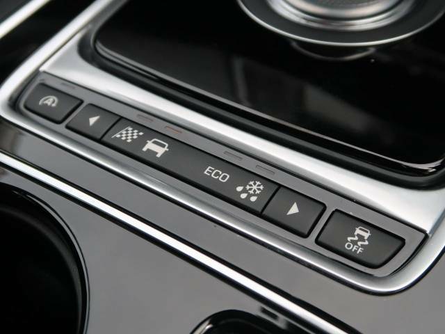 【JaguarDriveコントロール】標準・ダイナミック・ウィンターの各モードを選択可能。ステアリング、スロットルレスポンス、シフトポイントを最適化。気分や路面状況にあわせてセレクトしてください。