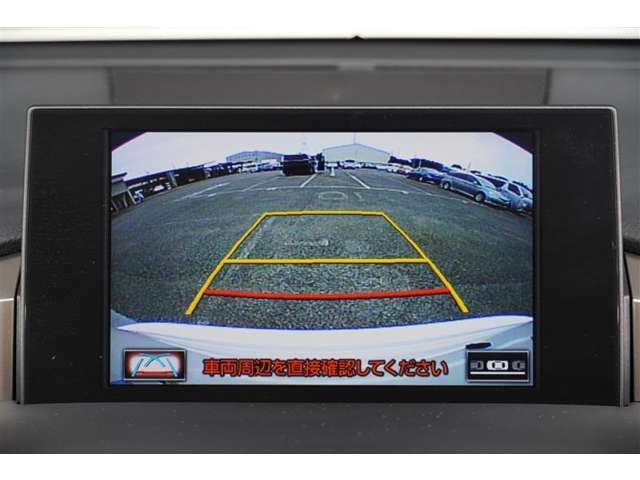 【バックモニター】　後退時に車両の後ろ側を表示します。車庫入れなどでバックする際に安心です。