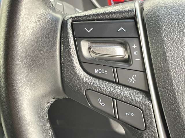 【ステアリングスイッチ】カーナビ操作、メーターメニュー切替え、クルーズコントロールなどハンドルから手を離すことなく様々な機能を操作することが可能です。