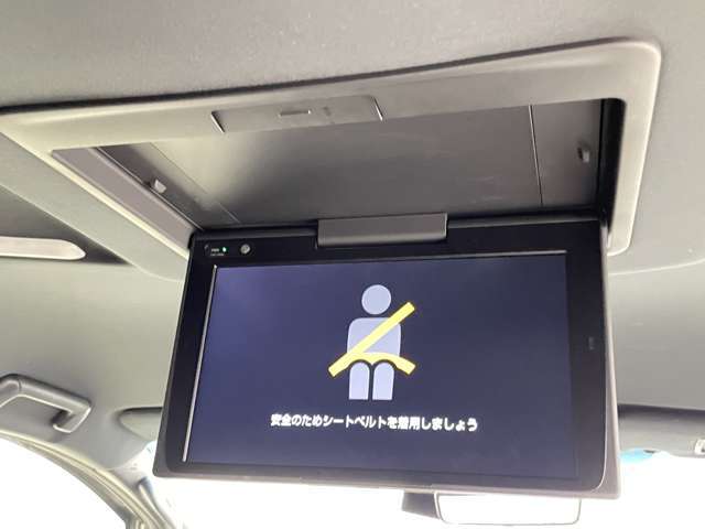 【後席モニター（フリップダウンモニター）】後部座席からも、DVDや映画・ライブ映像など様々な動画が楽しめドライブが退屈しません！※機種によって接続できる映像が異なります。