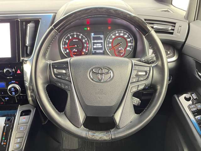 【ステアリング】各メーカー握りやすさや操作性にこだわっています。手に触れる部分なので、使用感が気になる方は交換や室内除菌などのオプションをお申し付けください。