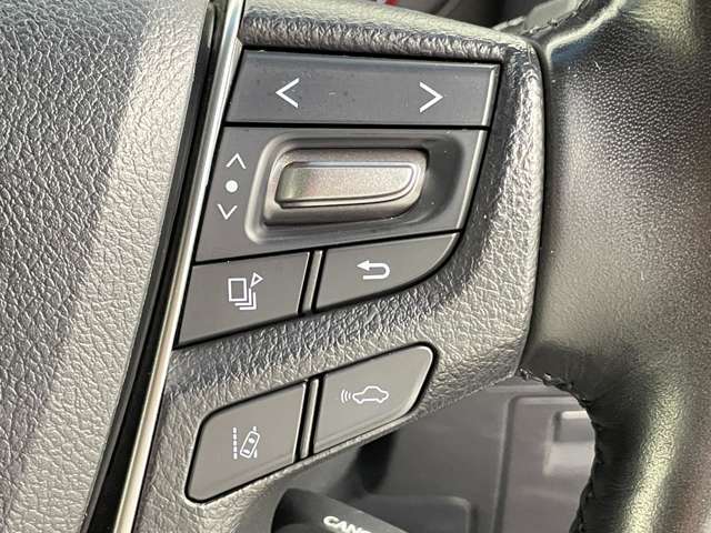 【ステアリングスイッチ】カーナビ操作、メーターメニュー切替え、クルーズコントロールなどハンドルから手を離すことなく様々な機能を操作することが可能です。