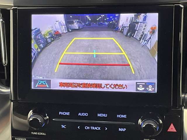 【カメラ】車の後方や周囲を映し出し、ディスプレイで確認できるようにするカメラシステムです。駐車やバック操作を安全かつ容易に行うことができる装備です。