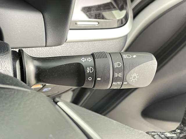 【操作レバー】ウインカーやフォグランプ、ワイパーの操作など安全に運行するために必要不可欠な部分です。手に触れる部分です。気になる方は室内除菌などのオプションをお申し付けください。