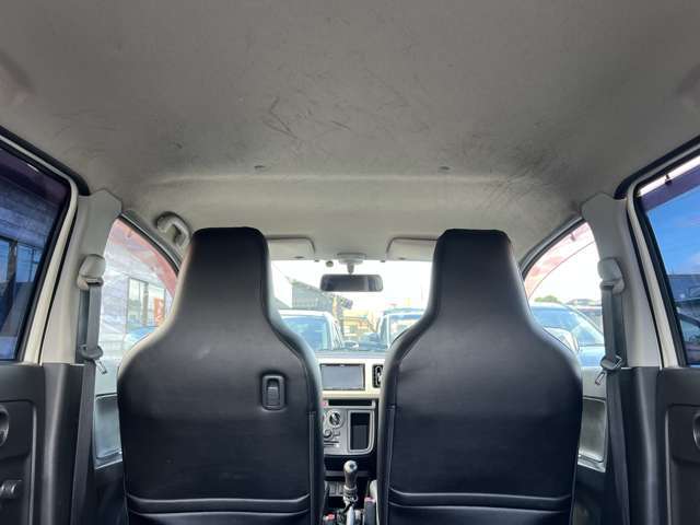 天張りには目立つ汚れやイヤな臭いなどもありません♪キレイで清潔感のある車内になっております♪