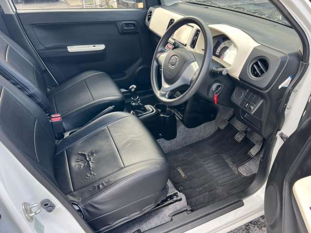 運転席は広々としており窮屈感等のストレスを感じることなく運転することが出来ます♪ドアは大きく開くので乗り降りもラクラクです♪