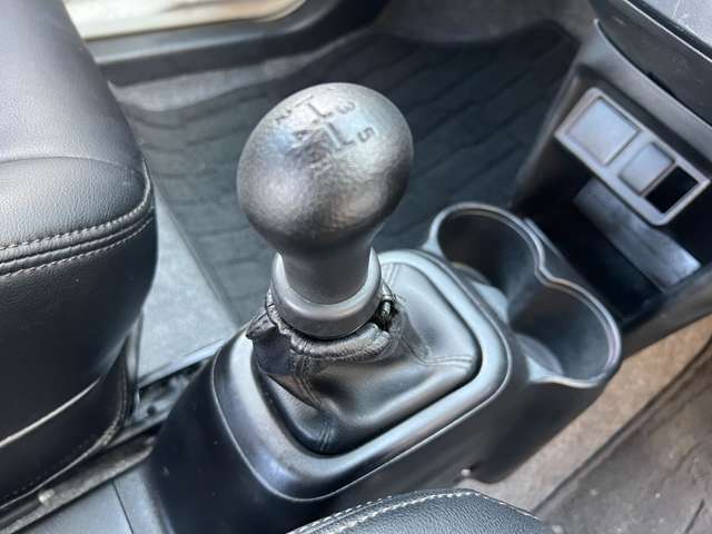 5速マニュアル車 になります♪マニュアル車ならではの 車の操作 と 好みの変速 をお楽しみ頂けます♪シフトの入りも良く操作性も良好です♪