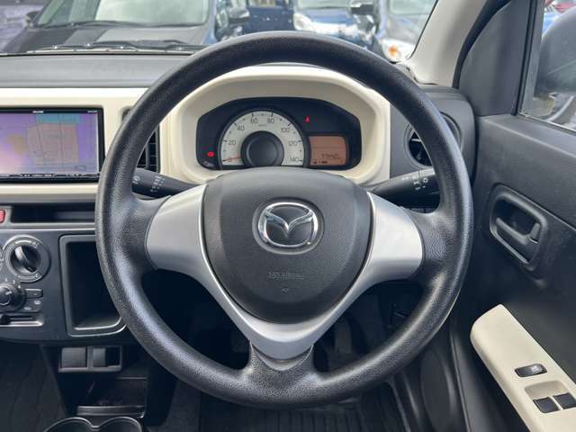 ステアリングには目立つキズや擦れ等もなくキレイな状態です♪ステアリングは軽く運転もしやすいです♪