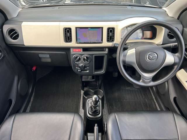 内装はブラックを基調としたシックで落ち着いた雰囲気の車内になっております♪パネル類にも目立つキズや汚れ等も無くとてもキレイな状態です♪