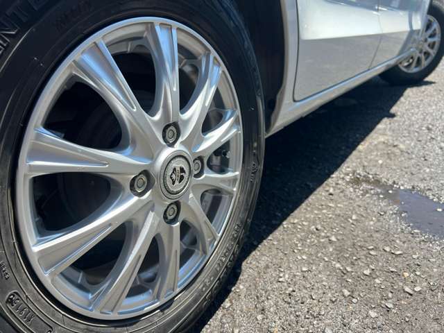 Aftermarket13インチアルミホイールが装備されております♪ダスト汚れやガリ傷なども少なくキレイな状態です♪ボディーは背景が映り込む程艶やかでキレイな状態になっております♪