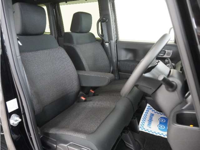 運転席のスペースはゆったりしていて、視界も広く確保されているので普段の運転からロングドライブまで快適です。