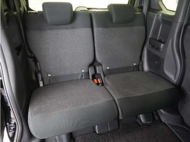 2列目ベンチシートです！フラットで乗り降りがしやすく、足元の広さも十分で座りやすいシートです。