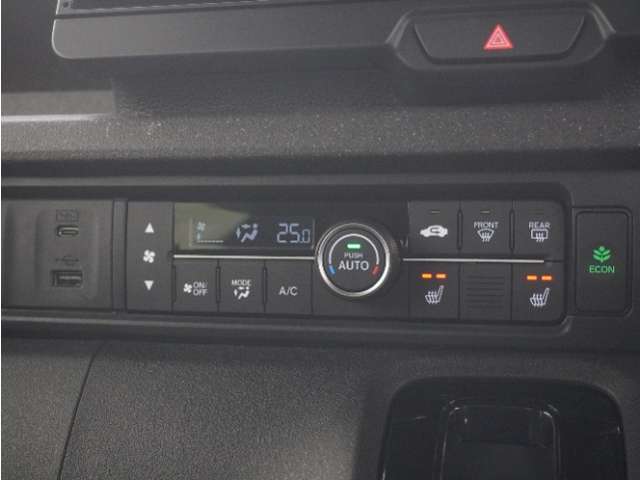 フルオートエアコン搭載。好みの温度に設定するだけで、風向や風量を自動でコントロール！いつでも快適な車内環境に。さらに、体を直接温めるシートヒーター付きで寒い季節も暖かく過ごせます。