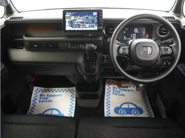 運転にかかわる様々な操作を安全に行えるように視点移動が少なく、操作性に配慮されたスイッチ類が凝縮されたコクピットです。