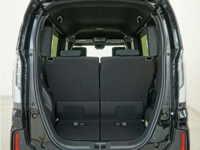 コンパクトなボディでもたっぷり詰めます。更にシートスライド機構や、チップアップ・ダイブダウン機構で、普段のお買い物や通勤から、レジャーまで多彩な使い勝手で日々快適に使用していただけるお車です。