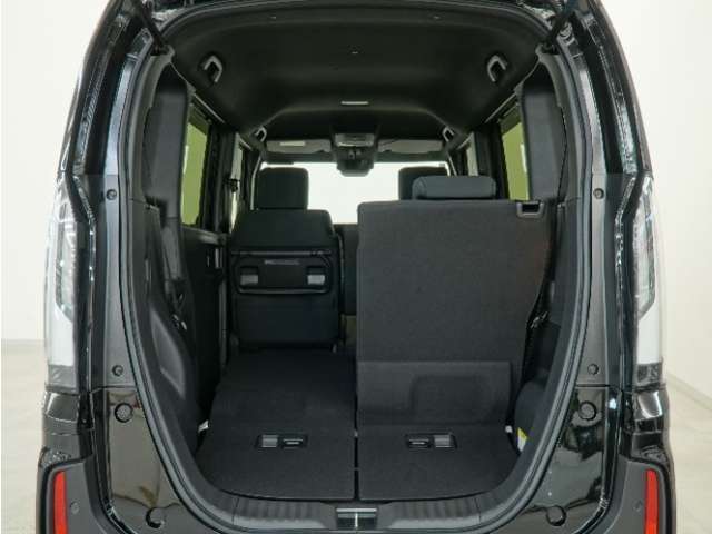 2列目シートは左右独立で倒すことができます。3人乗車状態でより多くの荷物を積むことができます。