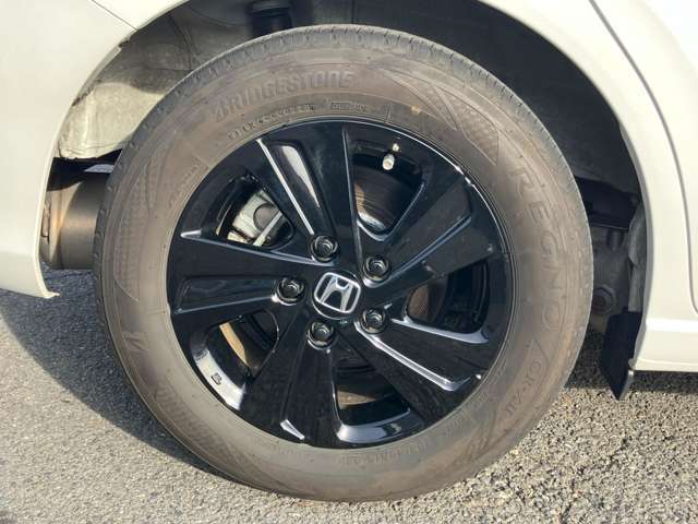 タイヤサイズ185/65R15ホイルもブラックでかっこいいですね！