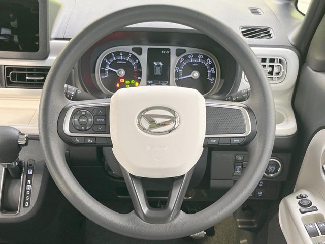 ステアリングも使用感が少なく、きれいな状態となっております♪