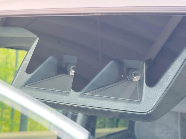 【スマートアシスト】走行中に前方の車両等を認識し、衝突しそうな時は警報とブレーキで衝突回避と被害軽減をアシスト。より安全にドライブをお楽しみいただけます。