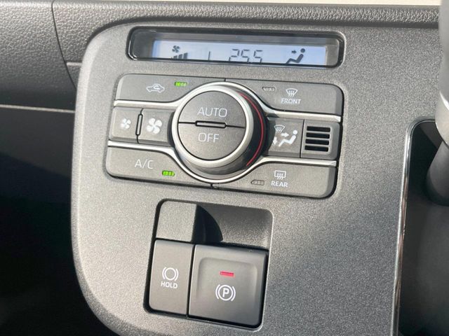 【オートエアコン】一度お好みの温度に設定すれば、車内の温度を検知し風量や温度を自動で調整。暑い…寒い…と何度もスイッチ操作をする必要はありません。快適な車内空間には必須の機能ですね♪