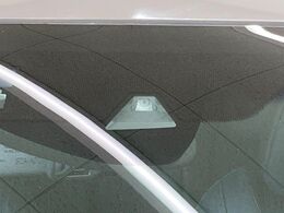 【ホンダセンシング】走行中に前方の車両等を認識し、衝突しそうな時は警報とブレーキで衝突回避と被害軽減をアシスト。より安全にドライブをお楽しみいただけます。