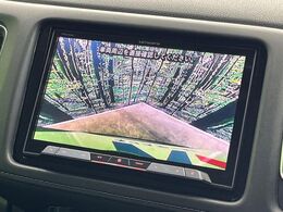 【バックカメラ】駐車時に後方がリアルタイム映像で確認できます。大型商業施設や立体駐車場での駐車時や、夜間のバック時に大活躍！運転スキルに関わらず、今や必須となった装備のひとつです！