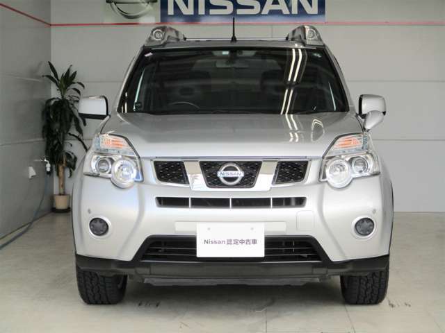 日産らしさを引き立てるフロントマスクのVモーショングリル。ハイパールーフレール付き！シルバーは珍しいです。