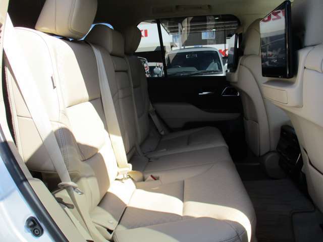 ゆったり乗れる後部座席！