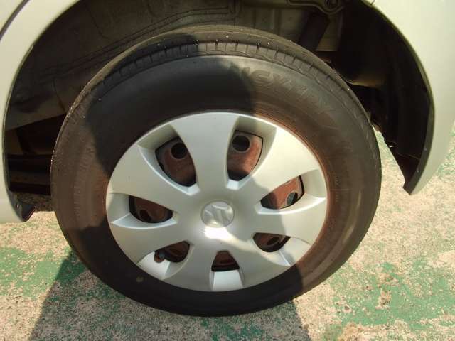 タイヤ残り溝が1.6mmになる目安として「スリップサイン」が設けられています。この車はまだまだ残ってますので、安心してお乗り頂けます！