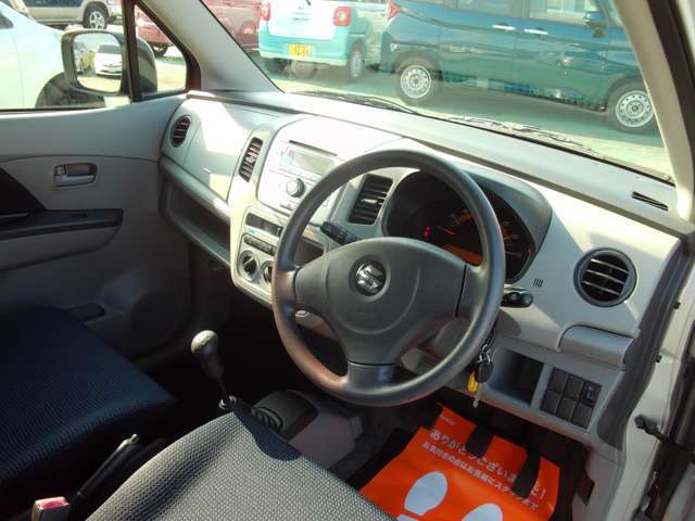 インパネはシンプルなデザイン。各操作スイッチなども使いやすい位置に配置されていますよ。