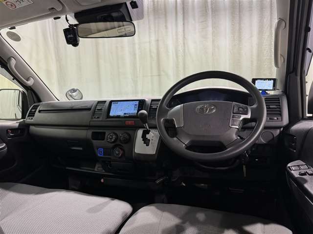 高いホールド性で運転姿勢が安定します。長距離ドライブでも疲れにくいのが魅力です。快適なドライビングライフをお送りください♪