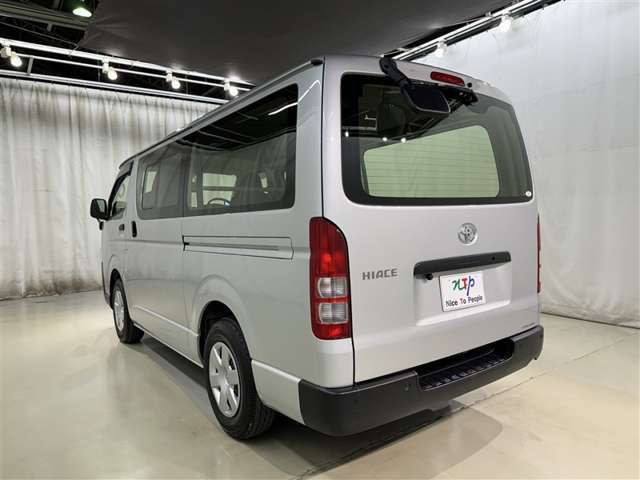 リヤ、後ろから見るとまた車の印象が変わってきますね☆☆