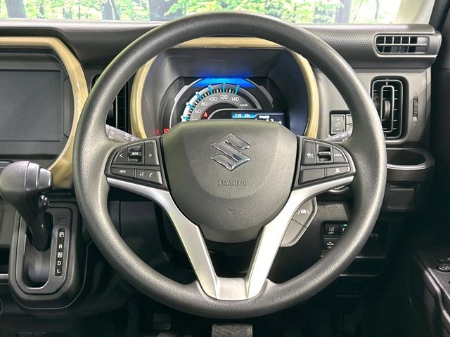インテリアに合わせたデザインのステアリングは、運転される方のことも考え、運転しやすい形状、大きさです。是非一度、実際に触ってお確かめください。