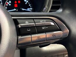 【マツダ・レーダークルーズコントロール】高速道路での長距離走行が楽に！自動で速度を保つクルーズコントロールが、衝突軽減システムと連携し、前方の車両を感知して車間を保つように速度調節してくれます！！