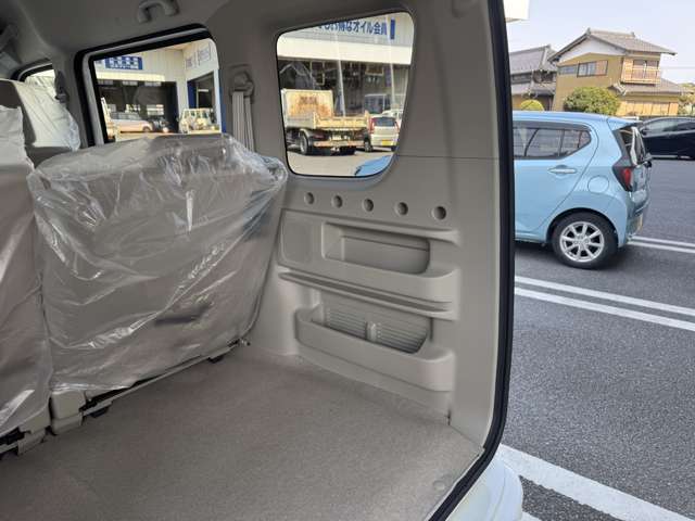 後部座席も未使用車の為汚れ、ヘタレ等まったくありません。