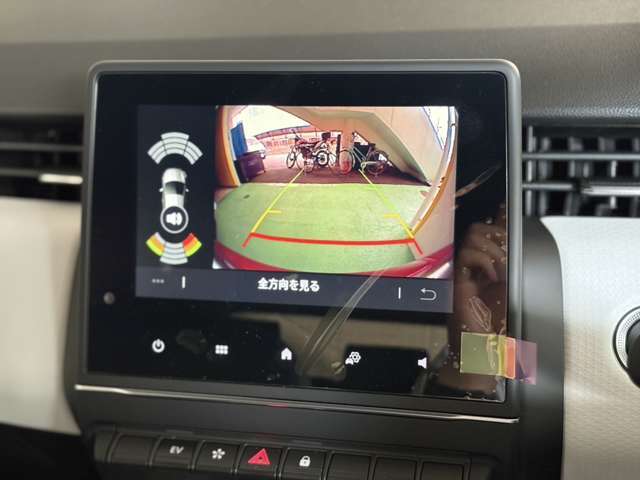 ★バックカメラ★後退時も死角が少なく安心です！後方の安全確認や、狭い駐車場での車庫入れ、雨の日や夜間など視界の悪い時に便利です！欠かせない装備の一つです！