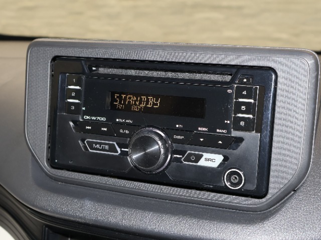 ダイハツ純正2DINオーディオデッキ　　　CD　　AUX　FM/AM使用可能です。