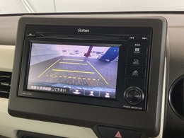 リバースギアに入れるだけで後方の表示へ切り替わります。夜間や雨の日の駐車も楽になりますよ。