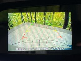 【バックカメラ】駐車時に後方がリアルタイム映像で確認できます。大型商業施設や立体駐車場での駐車時や、夜間のバック時に大活躍！運転スキルに関わらず、今や必須となった装備のひとつです！