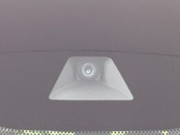 【インテリジェントエマージェンシーブレーキ】フロントカメラで前方の車両や歩行者を検知。衝突しそうな時は衝突被害軽減ブレーキが作動、衝突回避をサポート。より安全にドライブをお楽しみいただけます。