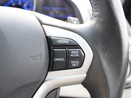 クルーズコントロールが装備されており、速度設定をするだけで一定の速度で走行が可能！一定速度の走行なので燃費の向上やアクセルペダルを踏む必要が無いので長距離ドライブが快適になります！