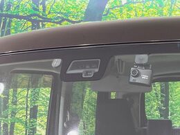 【スズキ　セーフティサポート】走行中に前方の車両等を認識し、衝突しそうな時は警報とブレーキで衝突回避と被害軽減をアシスト。より安全にドライブをお楽しみいただけます。