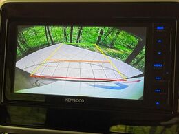 【バックカメラ】駐車時に後方がリアルタイム映像で確認できます。大型商業施設や立体駐車場での駐車時や、夜間のバック時に大活躍！運転スキルに関わらず、今や必須となった装備のひとつです！