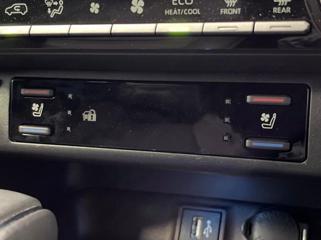 【シートベンチレーション】夏場は涼しい風でお尻や背中の熱やムレを防ぎ、冬はエアコンよりも早く温まってポカポカに！レザーシートにうれしい装備で、季節を問わず快適に過ごせます。