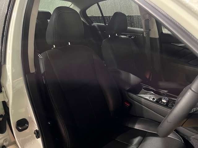 運転のしやすさ、静かで落ち着いた乗り心地のフロントシート。パワーシート付き