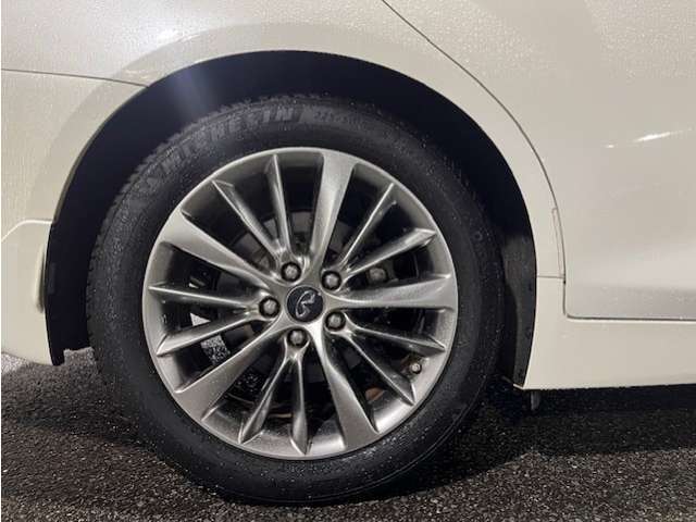 高級感演出させる純正アルミ。