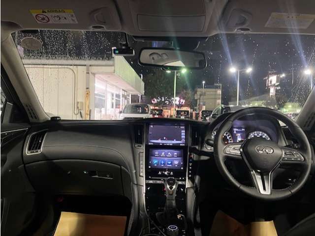 高級でありながらスポーティーさをまとった室内空間