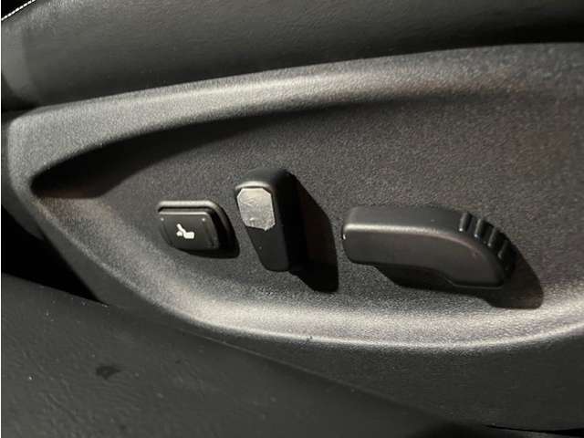 前席パワーシート装備です。